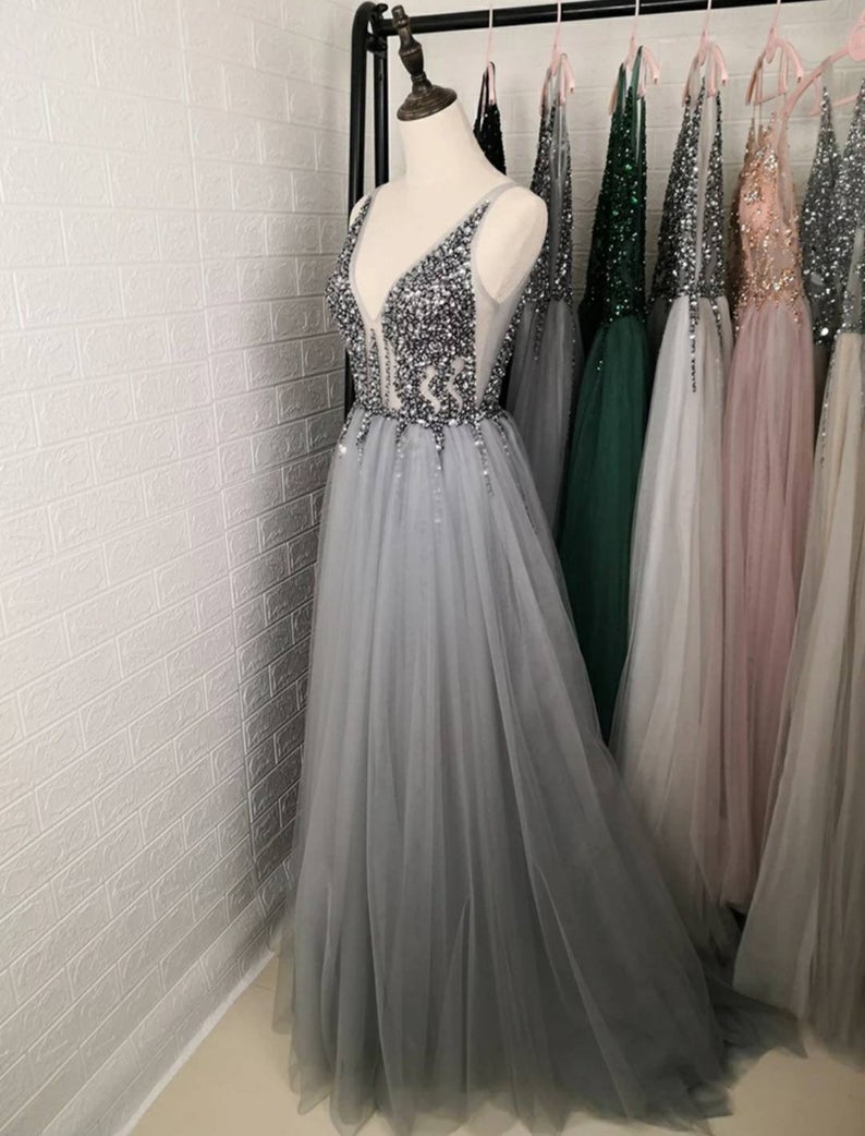 Robe de bal élégante en tulle à perles, coupe évasée, col en V, dos ouvert avec fente