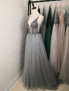 Robe de bal élégante en tulle à perles, coupe évasée, col en V, dos ouvert avec fente