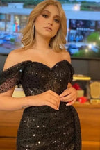 Elegante abito lungo nero da sirena con spalle scoperte, paillettes e spacco, formale per ballo di fine anno