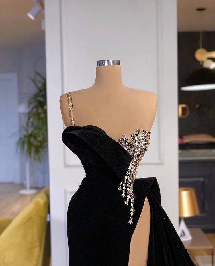 Robe de bal élégante noire fendue devant à une épaule avec perles