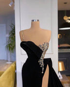 Robe de bal élégante noire fendue devant à une épaule avec perles