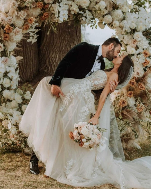 Robes de mariée élégantes bohèmes sans manches en ligne A avec dentelle