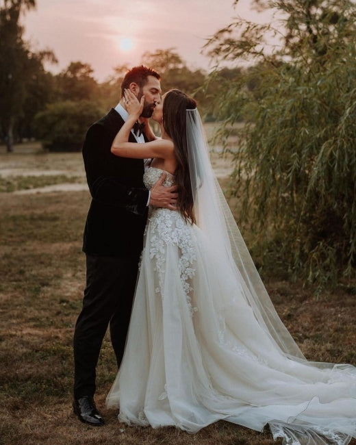 Robes de mariée élégantes bohèmes sans manches en ligne A avec dentelle