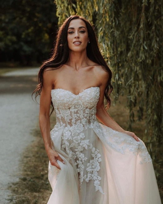 Robes de mariée élégantes bohèmes sans manches en ligne A avec dentelle