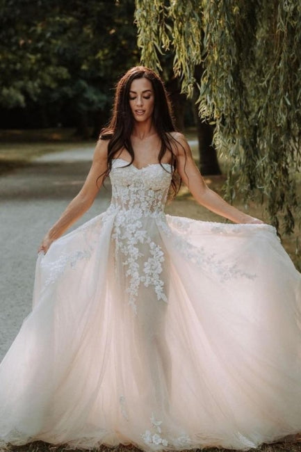 Robes de mariée élégantes bohèmes sans manches en ligne A avec dentelle