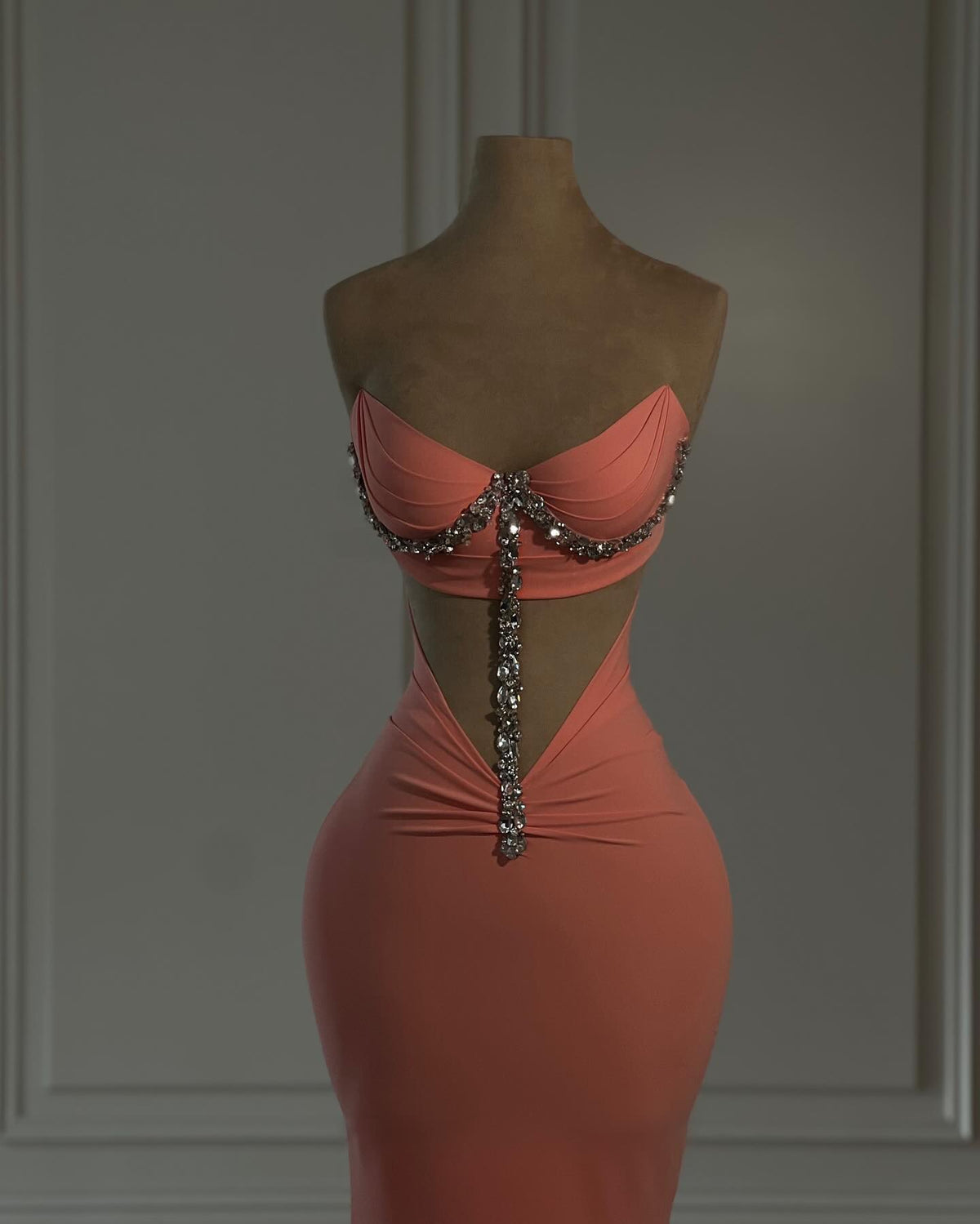 Robe de bal élégante en mousseline, sans bretelles ni manches, à colonne, ornée d'appliques