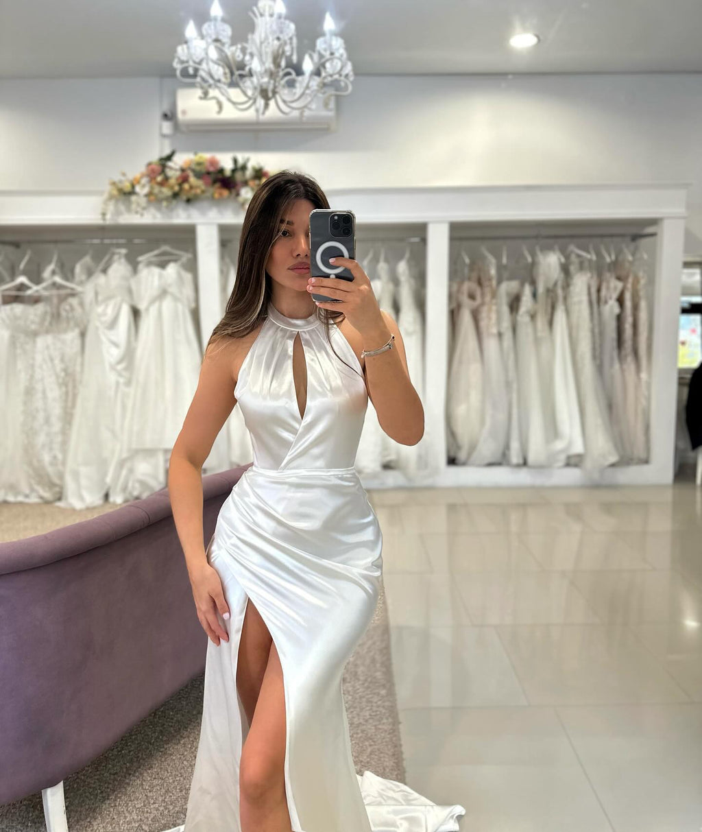 Robes de mariée blanches élégantes en satin à col montant sans manches avec volants et fente avant en colonne