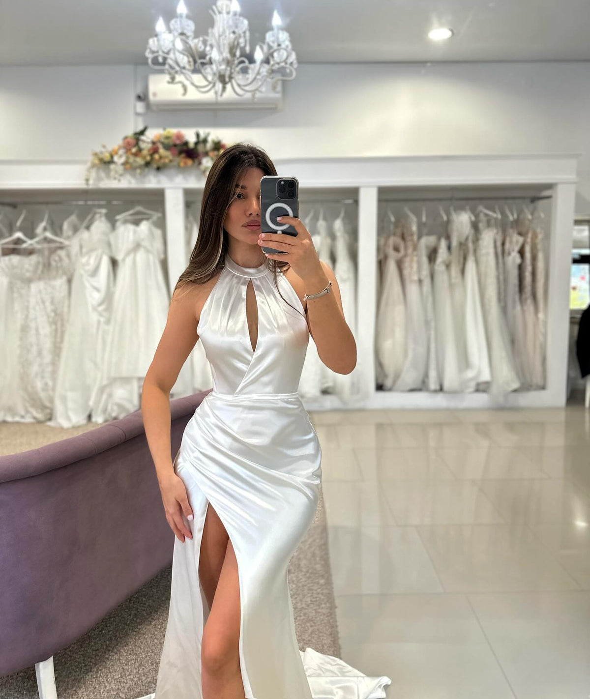 Robes de mariée blanches élégantes en satin à col montant sans manches avec volants et fente avant en colonne