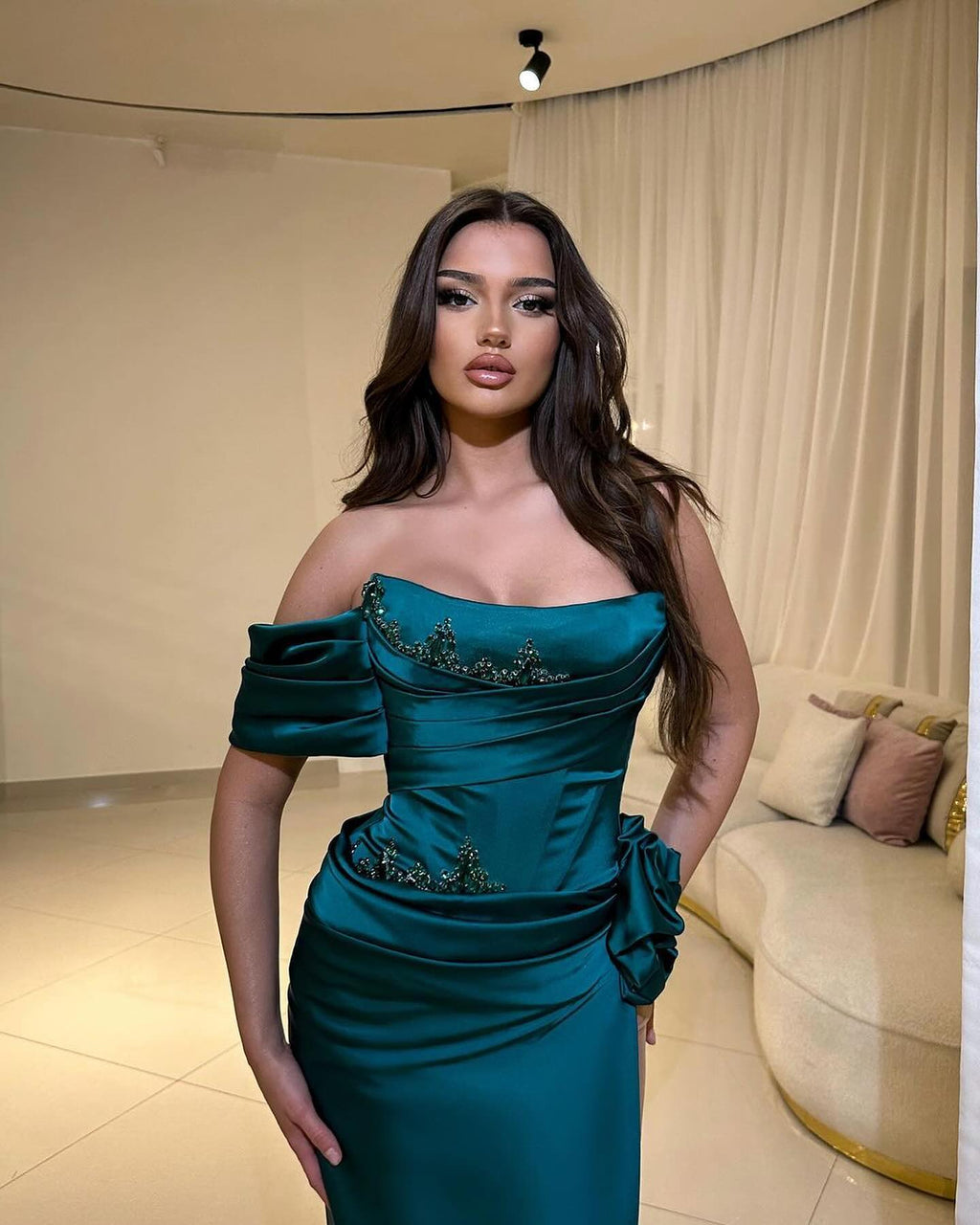 Robe de bal élégante en satin à colonne, une épaule, sans manches, avec appliques et fente avant