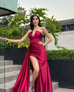 Robe de bal rouge élégante en satin, col en V, sans manches, à colonne, avec volants et fente avant