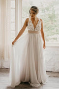Elegantes Brautkleid mit tiefem V-Ausschnitt und Criss-Cross-Ausschnitt und Taillenband