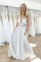 Elegantes Brautkleid mit tiefem V-Ausschnitt und Criss-Cross-Ausschnitt und Taillenband
