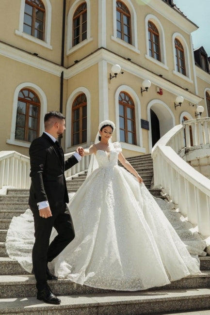 Vestidos de Noiva Elegantes e Bonitos em Creme, Corte em A, com Renda