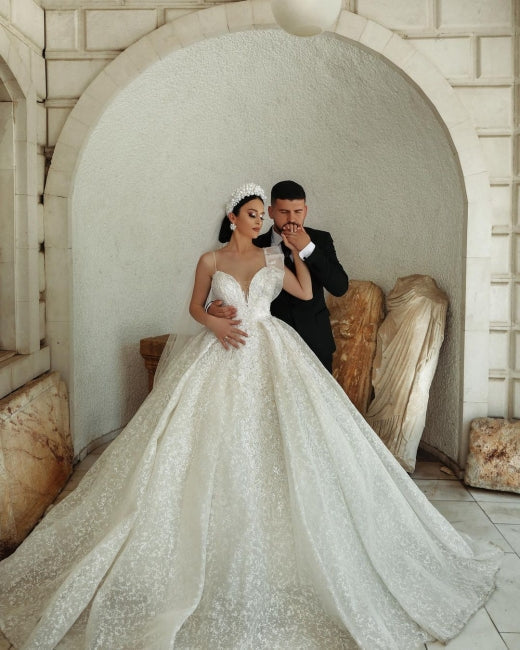 Vestidos de Noiva Elegantes e Bonitos em Creme, Corte em A, com Renda