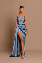 Elegante abito lungo da sera color blu polvere a sirena con scollo a cuore, senza maniche, con spacco