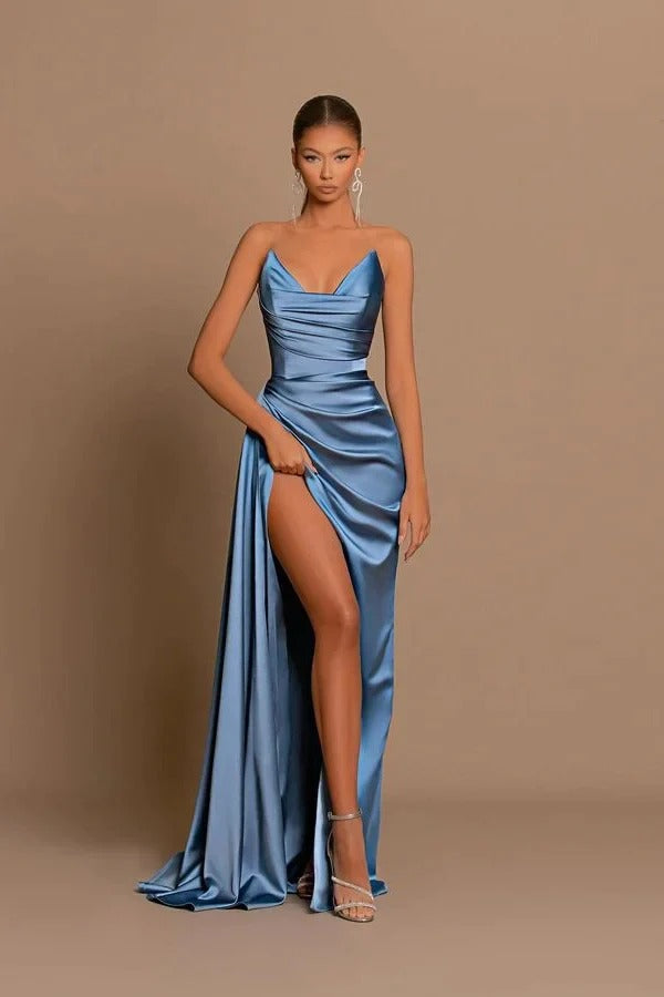 Elegante abito lungo da sera color blu polvere a sirena con scollo a cuore, senza maniche, con spacco