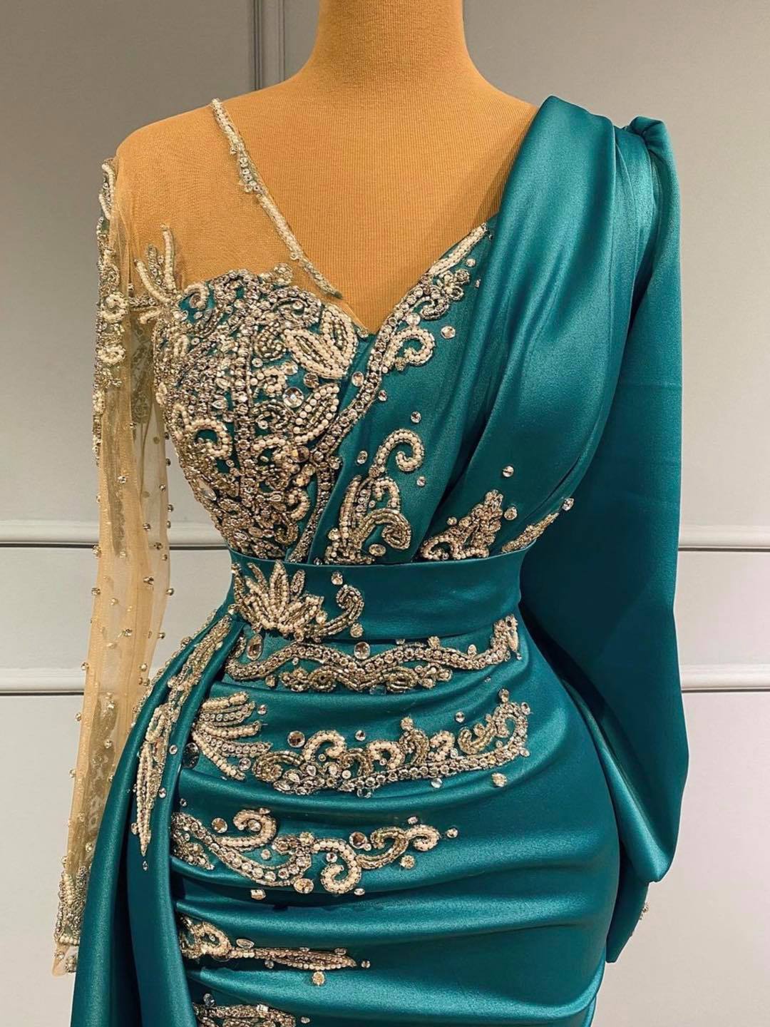 Robe de soirée élégante longue jusqu'au sol avec manches pour bal de fin d'année