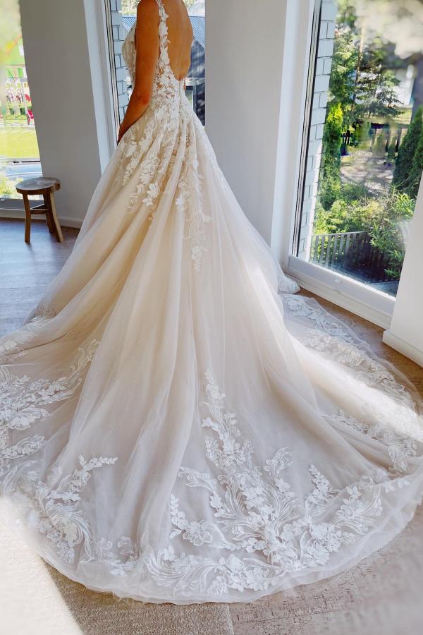 Elegantes bodenlanges elfenbeinfarbenes Prinzessinnen-Brautkleid aus Spitze