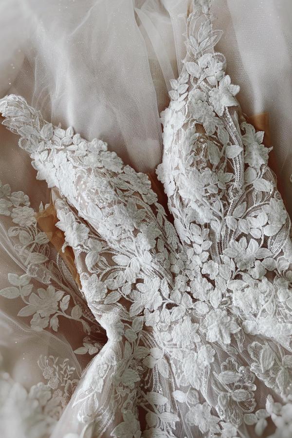 Elegantes bodenlanges elfenbeinfarbenes Prinzessinnen-Brautkleid aus Spitze