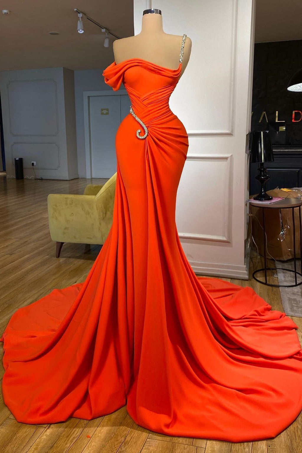 Robe de bal satinée longue jusqu'au sol, asymétrique sans manches, coupe sirène avec volants