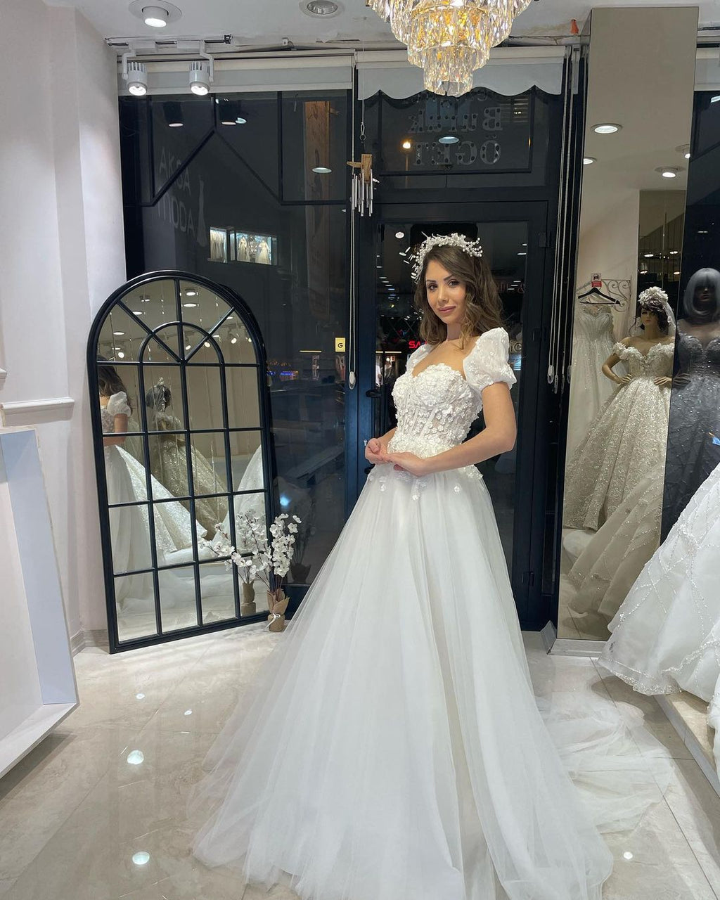 Elegante vestido de novia de tul con escote en forma de A, mangas cortas y escote en forma de corazón