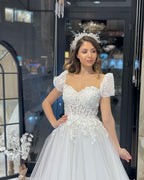 Elegante vestido de novia de tul con escote en forma de A, mangas cortas y escote en forma de corazón