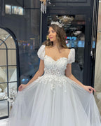 Elegante vestido de novia de tul con escote en forma de A, mangas cortas y escote en forma de corazón