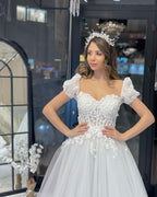 Elegante vestido de novia de tul con escote en forma de A, mangas cortas y escote en forma de corazón