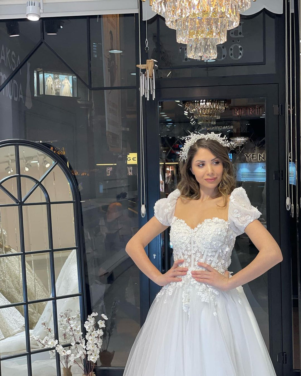 Elegante vestido de novia de tul con escote en forma de A, mangas cortas y escote en forma de corazón