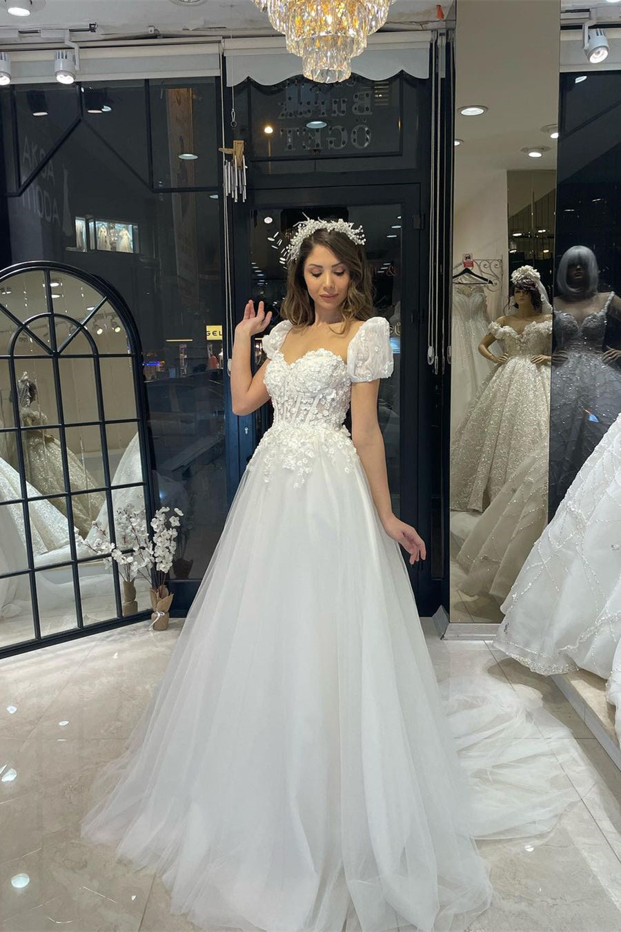 Elegante vestido de novia de tul con escote en forma de A, mangas cortas y escote en forma de corazón