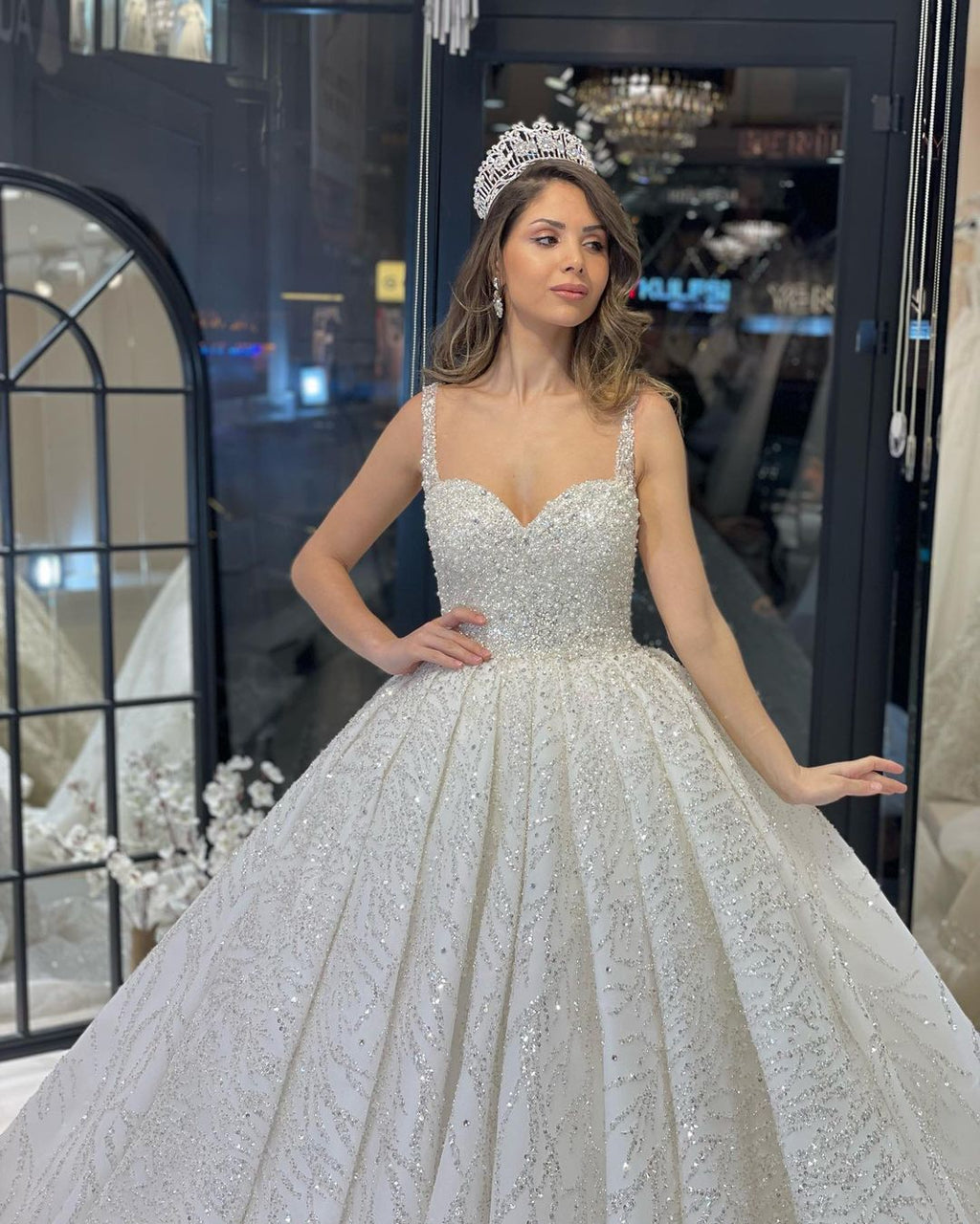 Robe de mariée élégante longue jusqu'au sol, sans manches, en forme de cœur, ligne A, ornée de paillettes avec volants