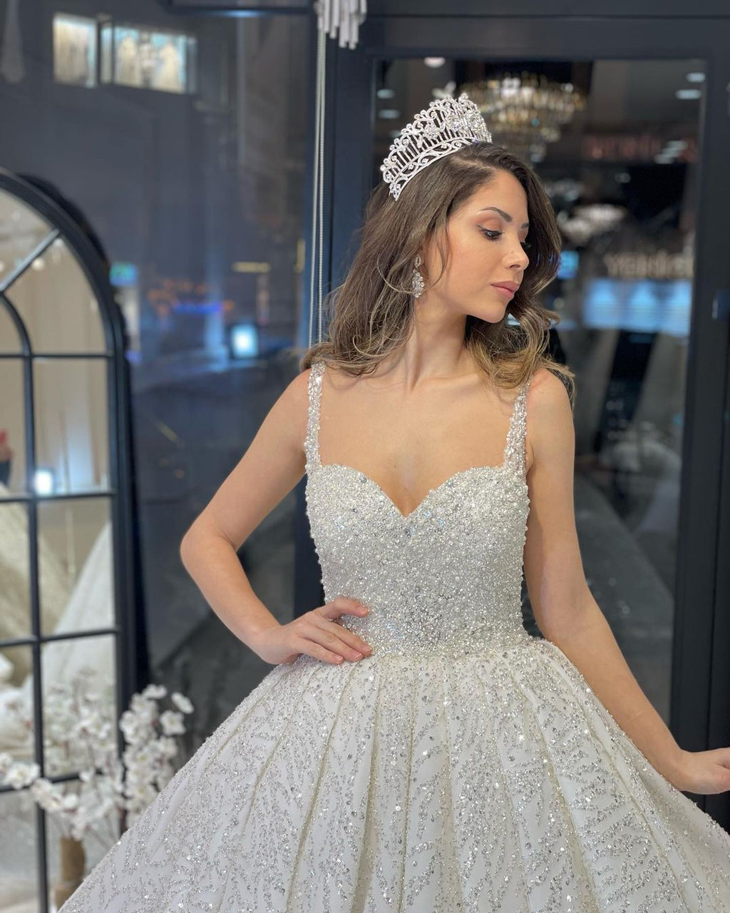 Robe de mariée élégante longue jusqu'au sol, sans manches, en forme de cœur, ligne A, ornée de paillettes avec volants