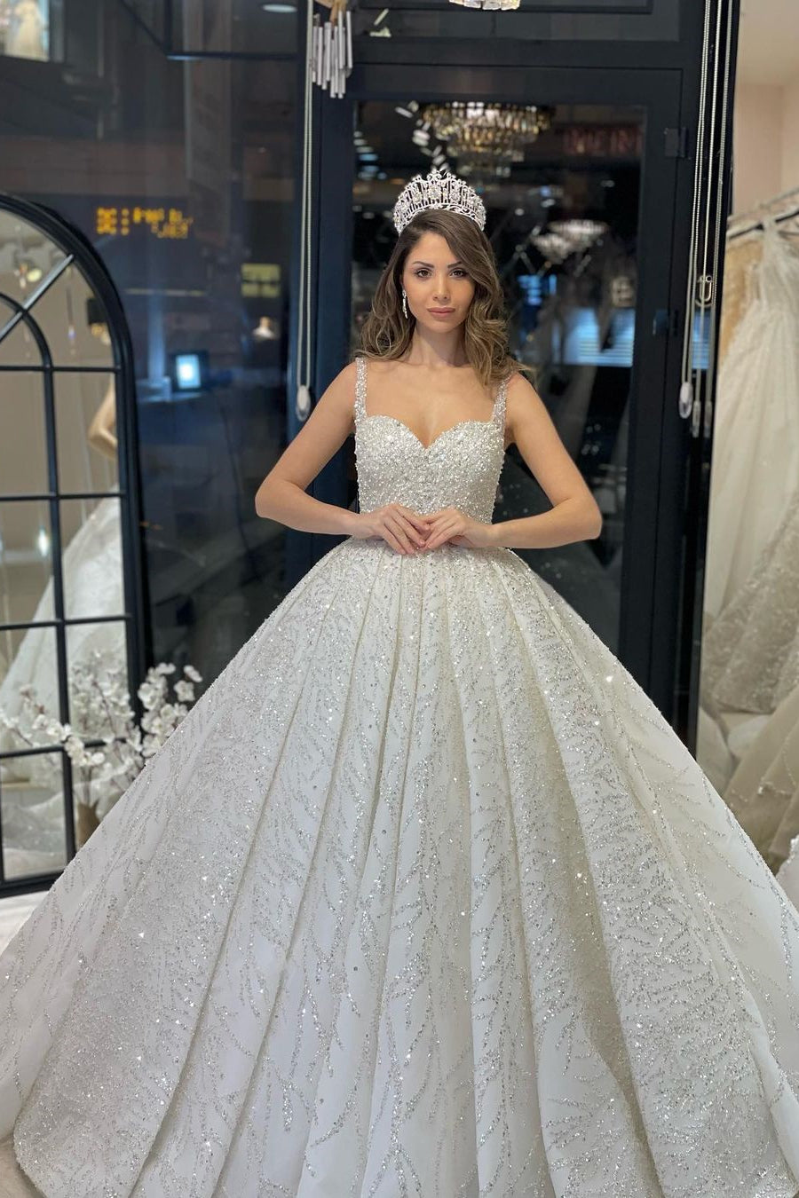 Robe de mariée élégante longue jusqu'au sol, sans manches, en forme de cœur, ligne A, ornée de paillettes avec volants