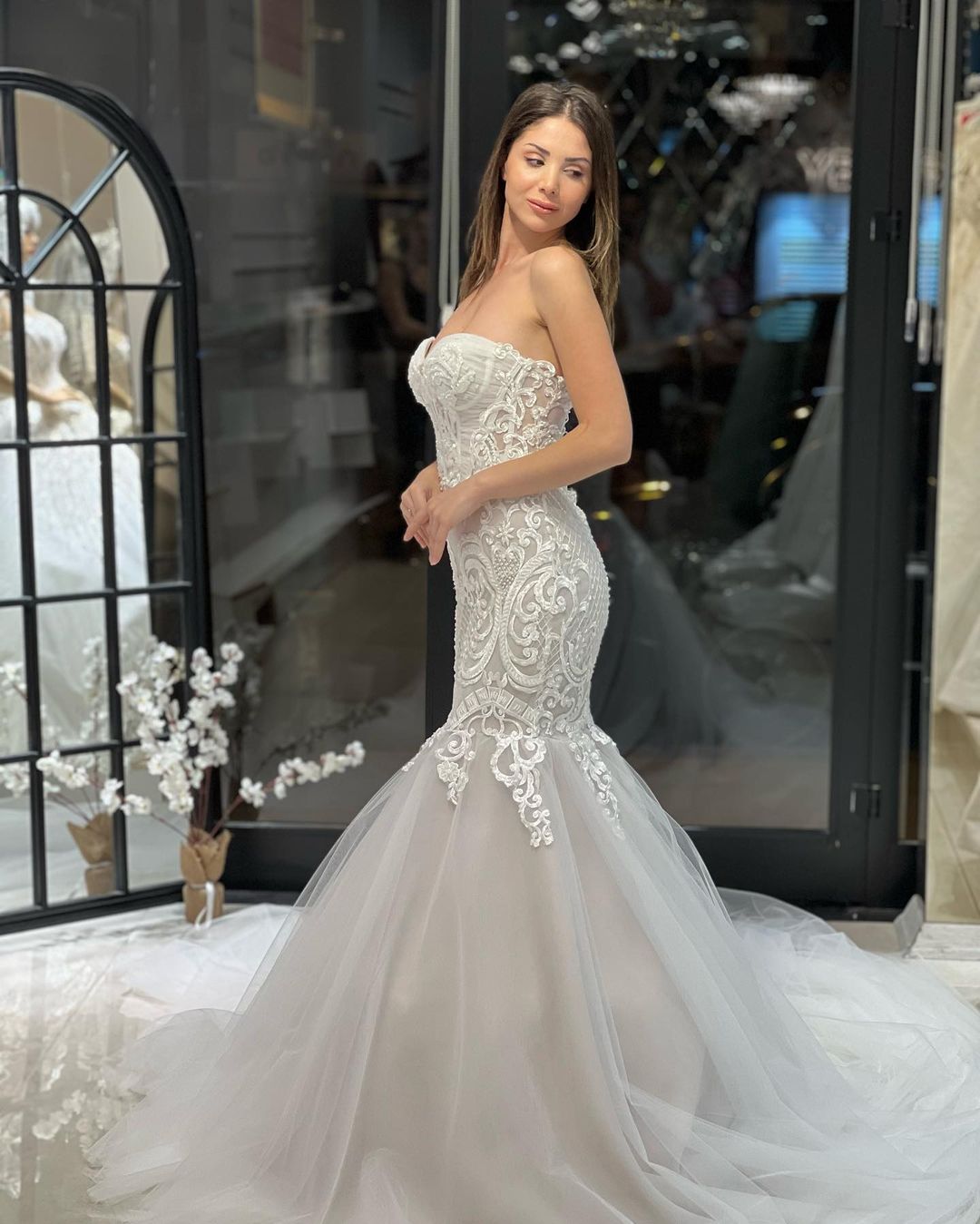 Robe de mariée élégante longue jusqu'au sol, bustier en cœur, sans manches, sirène en dentelle avec applications