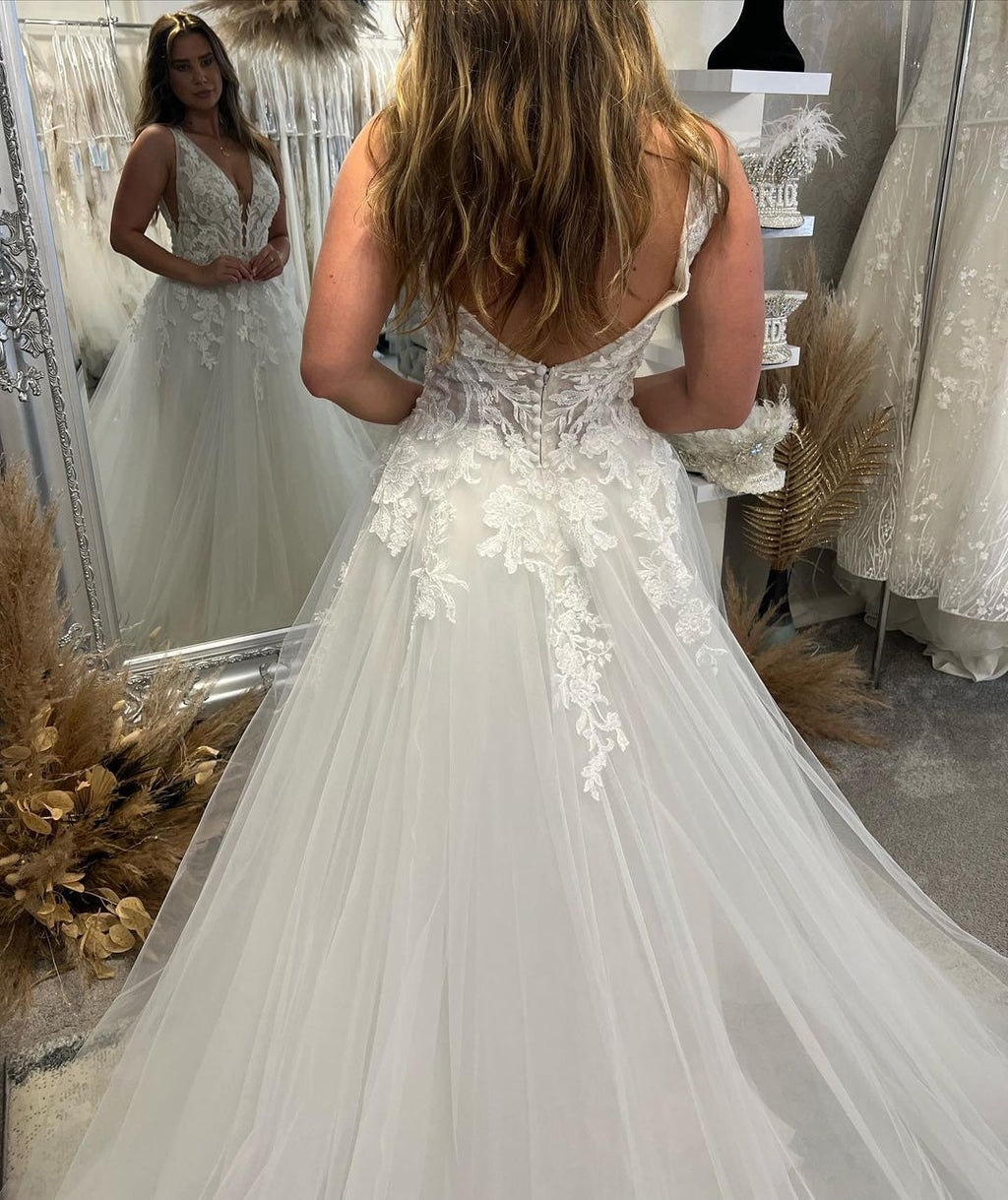Vestido de Noiva Elegante em Tule, Comprimento ao Chão, Decote em V, Sem Mangas, Corte em A, com Apliques