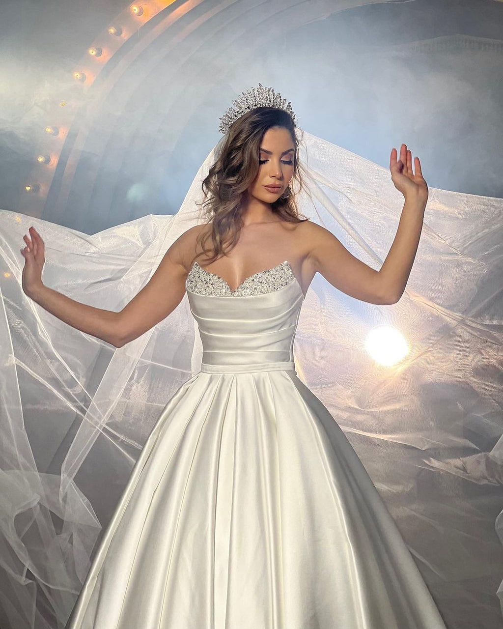 Elegante vestido de novia de satén sin mangas, largo hasta el suelo, corte A y con cuentas