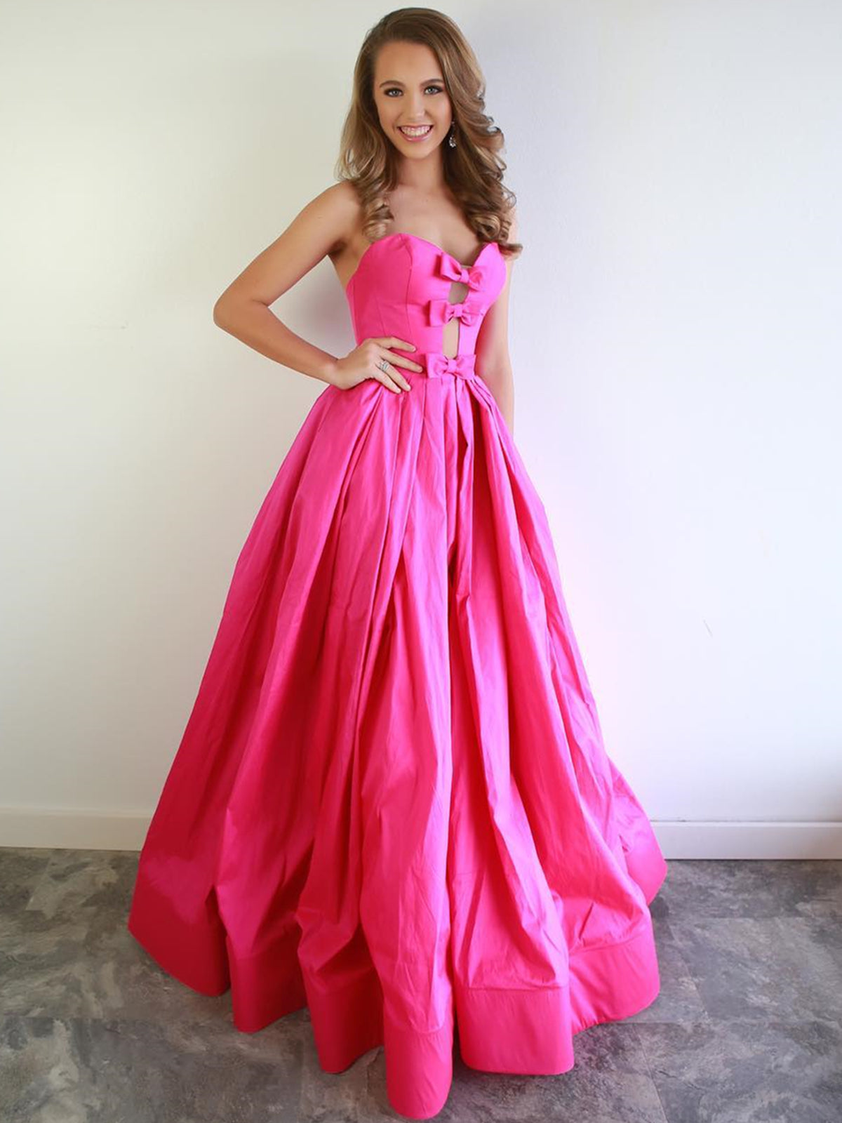 Elegantes Fuchsia Langes A-Linie Herzausschnitt Satin Abschlussballkleid