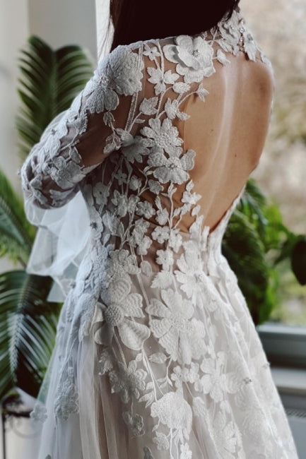Robe de mariée élégante à col montant, manches longues, coupe évasée, en dentelle avec traîne chapelle