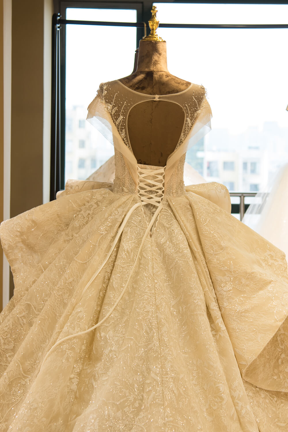 Vestido de Noiva Princesa em Tule com Aplicações Elegantes, Gola Ilusão e Mangas Curtas em Forma de Capa, Corte em A
