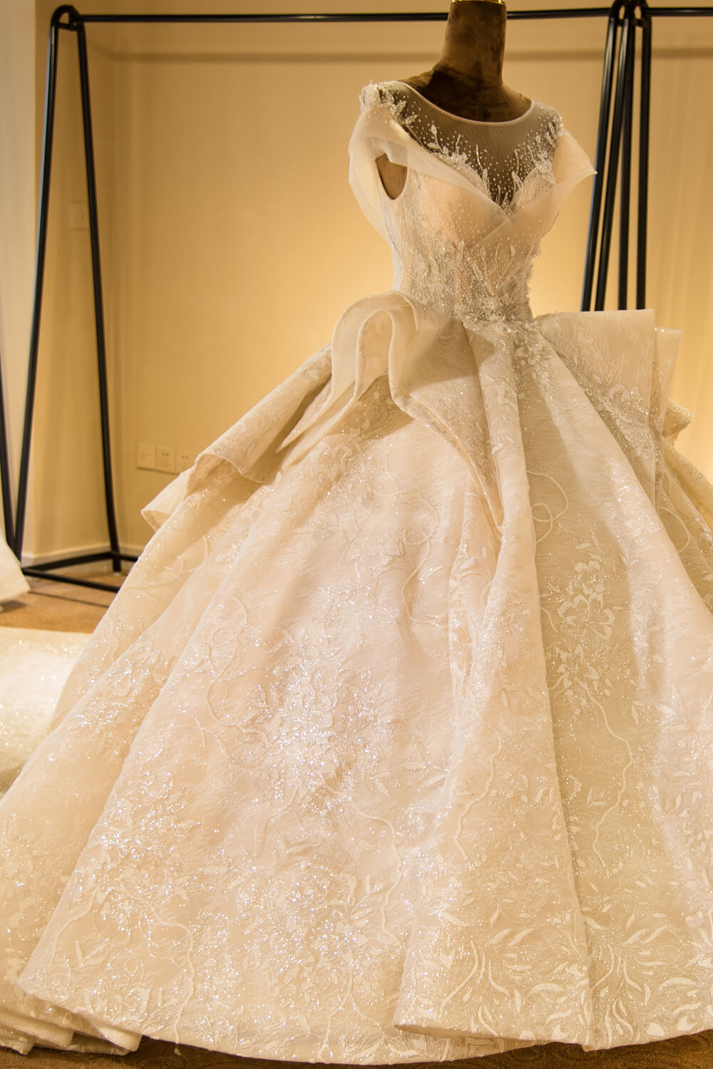Vestido de Noiva Princesa em Tule com Aplicações Elegantes, Gola Ilusão e Mangas Curtas em Forma de Capa, Corte em A