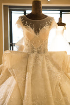 Vestido de Noiva Princesa em Tule com Aplicações Elegantes, Gola Ilusão e Mangas Curtas em Forma de Capa, Corte em A
