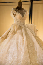 Vestido de Noiva Princesa em Tule com Aplicações Elegantes, Gola Ilusão e Mangas Curtas em Forma de Capa, Corte em A