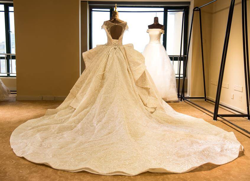 Vestido de Noiva Princesa em Tule com Aplicações Elegantes, Gola Ilusão e Mangas Curtas em Forma de Capa, Corte em A