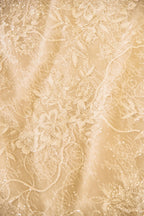 Vestido de Noiva Princesa em Tule com Aplicações Elegantes, Gola Ilusão e Mangas Curtas em Forma de Capa, Corte em A