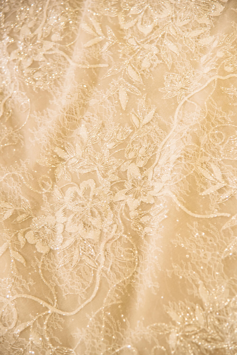 Vestido de Noiva Princesa em Tule com Aplicações Elegantes, Gola Ilusão e Mangas Curtas em Forma de Capa, Corte em A