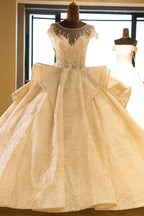 Vestido de Noiva Princesa em Tule com Aplicações Elegantes, Gola Ilusão e Mangas Curtas em Forma de Capa, Corte em A