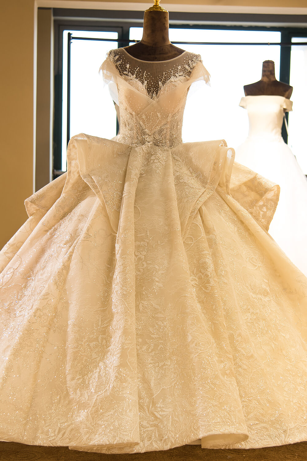 Vestido de Noiva Princesa em Tule com Aplicações Elegantes, Gola Ilusão e Mangas Curtas em Forma de Capa, Corte em A