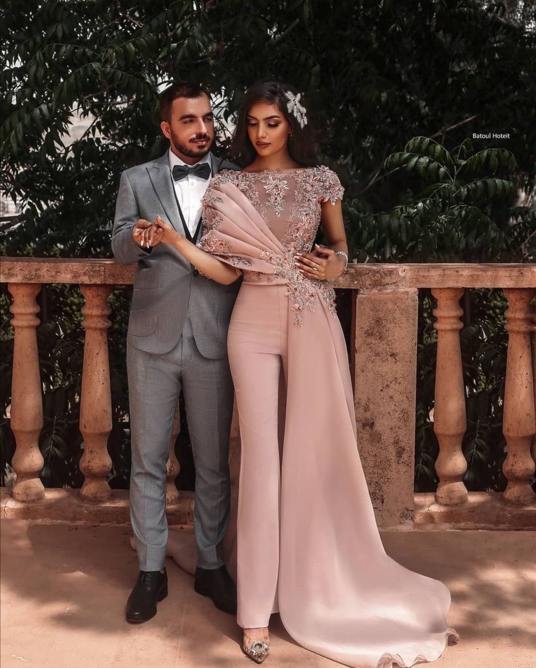 Macacão de noite elegante com aplicações de renda, mangas curtas e cauda