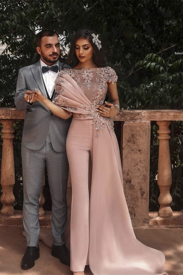 Macacão de noite elegante com aplicações de renda, mangas curtas e cauda