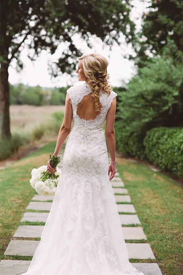 Elegantes Brautkleid mit Spitzenapplikationen und Reißverschlussknopf